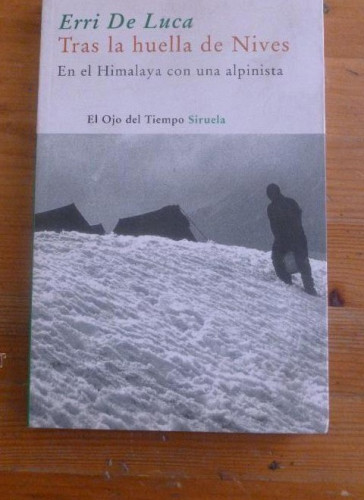 Portada del libro de TRAS LA HUELLA DE NIVES. EN EL HIMALAYA CON UNA ALPINISTA. ERRI DE LUCA. SIRUELA. 2006 131 PAG