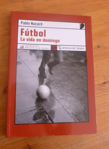 Portada del libro de FUTBOL. LA VIDA EN DOMINGO. PABLO NACACH. LENGUA DE TRAPO. 2006 164 PAG