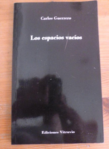 Portada del libro de LOS ESPACIOS VACIOS. CARLOS GUERRERO. ED. VITRUBIO. 2012 84 PAG DEDICATORIA AUTOR