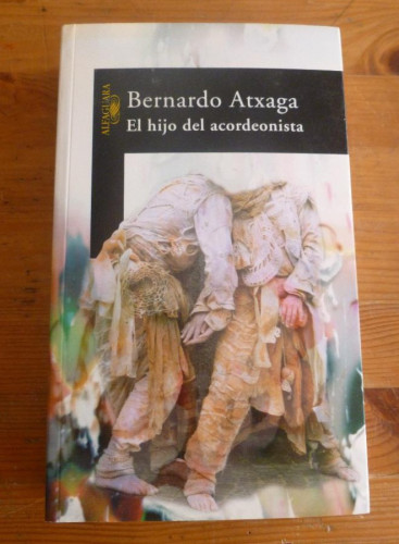 Portada del libro de EL HIJO DEL ACORDEONISTA. BERNARDO ATXAGA. ALFAGUARA. 1º ED. 2004 480 PAG