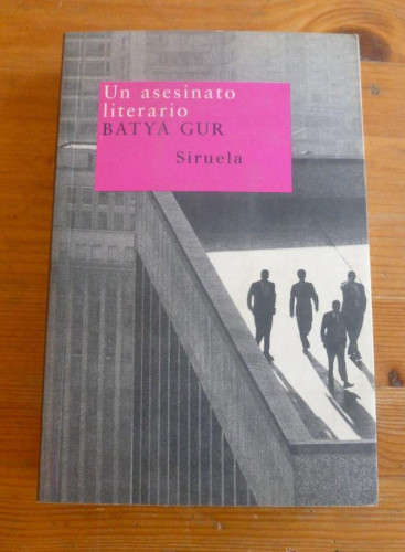 Portada del libro de UN ASESINO LITERARIO. BATYA GUR. ED. SIRUELA.