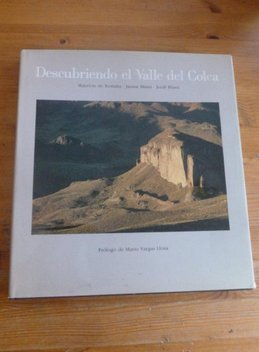 Portada del libro de DESCUBRIENDO EL VALLE DEL COLCA. ROMAÑA, BLASSSI. PROLOGO VARGAS LLOSA.ED.BARCELONA.1987 204 PAG