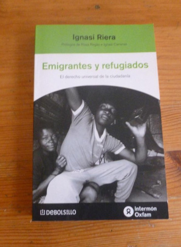 Portada del libro de EMIGRANTES Y REFUGIADOS. IGNASI RIERA. DEBOLSILLO. 2002 151 PAG