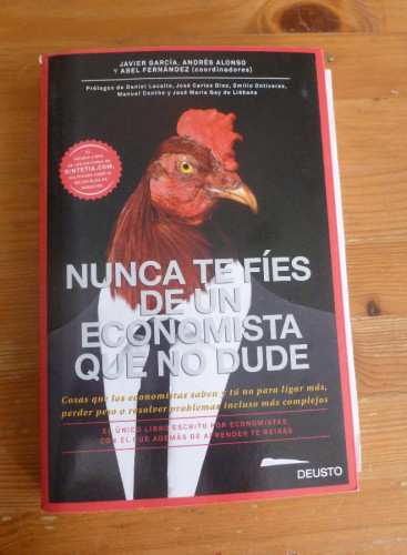 Portada del libro de NUNCA TE FIES DE UN ECONOMISTA QUE NO DUDE. GARCIA, ALONSO Y FERNANDEZ.DEUSTO.2015 382 PAG