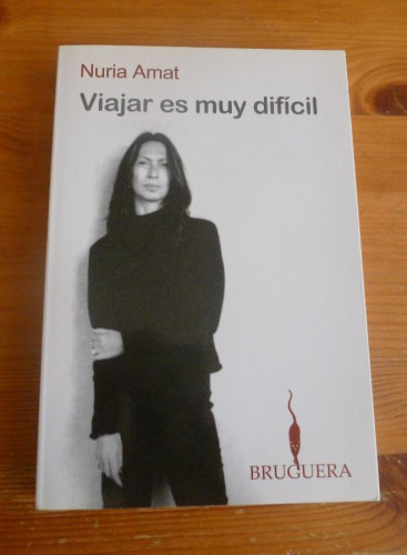 Portada del libro de VIAJAR ES MUY DIFICIL. NURIA AMAT. BRUGUERA. 2009 236 PAG