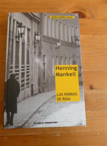 Portada del libro de LOS PERROS DE RIGA. HENNING MANKELL. ED PLANETA. 2006 332 PAG