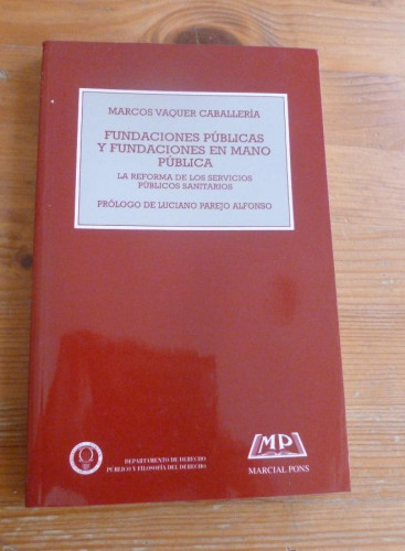 Portada del libro de FUNDACIONES PUBLICAS Y FUNDACIONES EN MANO PUBLICA. VAQUEZ CABALLERIA. M. PONS 1999 176 pp