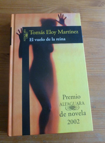 Portada del libro de EL VUELO DE LA REINA. TOMAS ELOY MARTINEZ. ALFAGUARA 2002 296 pp