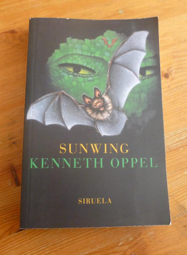 Portada del libro de SUNWING. KENNETH OPPEL.ED. SIRUELA. 2003 321 pp