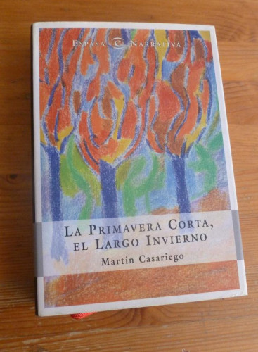 Portada del libro de LA PRIMAVERA CORTA, EL LARGO INVIERNO. MARTIN CASARIEGO. ESPASA 1999 386 pp