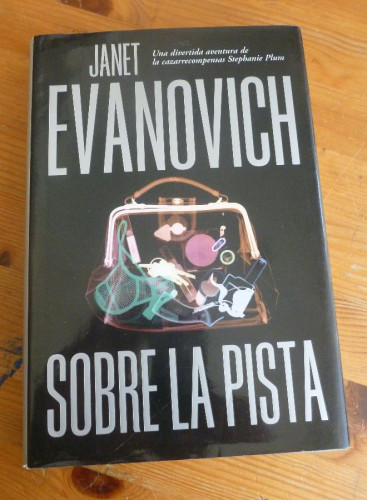 Portada del libro de SOBRE LA PISTA. JANET EVANOVICH. 2001 ALFAGUARA. 330 pp