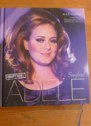 Portada del libro de ADELE. UNOFFICIAL. ALICE HOUDSON PUBLISHING. 2012 126 pp EN INGLES.NUEVO