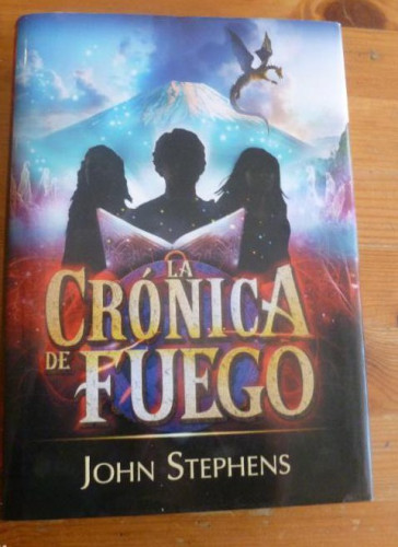 Portada del libro de LA CRONICA DE FUEGO. JOHN STEPHENS. MONTENA. 2013 459pp