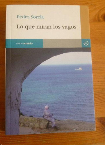 Portada del libro de LO QUE MIRAN LOS VAGOS. PEDRO SORELA. MENOS CUATRO. 2015 215pp