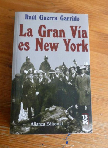 Portada del libro de LA GRAN VIA ES NUEVA YORK. RAUL GUERRA GARRIDO. ALIANZA ED. 2013 500pp