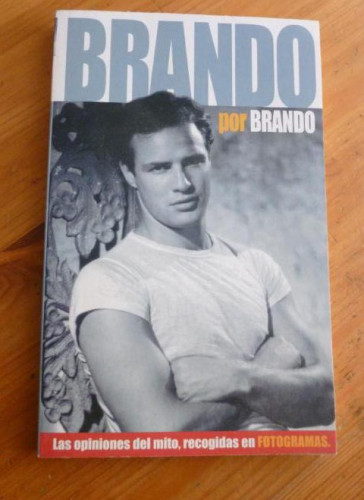 Portada del libro de BRANDO POR BRANDO. LAS OPIONES DEL MITO RECOGIDAS EN FOTOGRAMAS. 2004 159pp