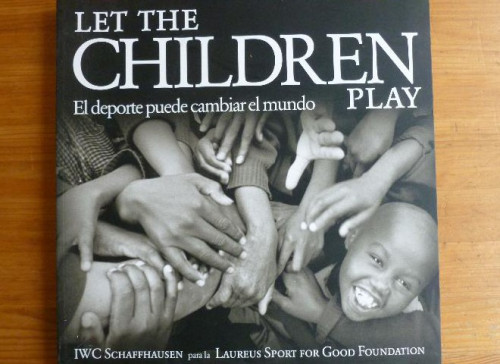 Portada del libro de Let the children play. El deporte puede cambiar el mundo. IWC Schaffhausen para la Laureus Sport for...