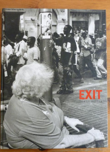 Portada del libro de Exit: Trilingual Edition