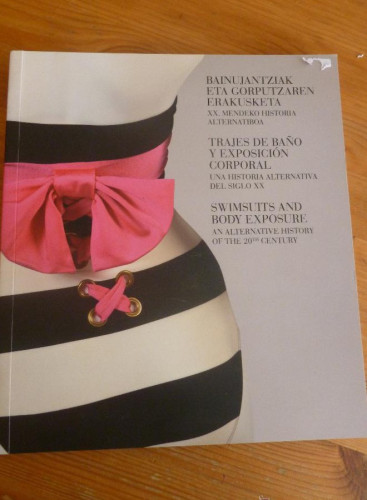 Portada del libro de TRAJES DE BAÑO Y EXPOSICION CORPORAL UNA HISTORIA ALTERNATIVA DEL SIGLO XX.MUSEO BALENCIAGA 2012 180
