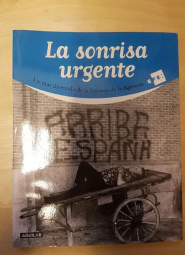 Portada del libro de La sonrisa urgente. Lo mas divertido de la historia de la agencia EFE AGUILAR 2008 259pp