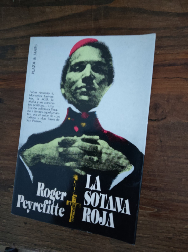 Portada del libro de LA SOTANA ROJA. 