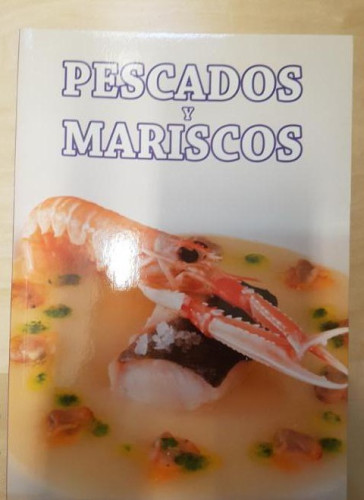 Portada del libro de PESCADOS Y MARISCOS. VV.AA. ALBOR 2011 144pp