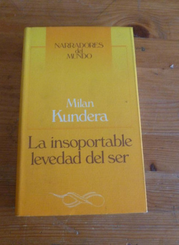 Portada del libro de LA INSOPORTABLE LEVEDAD DEL SER. MILAN KUNDERA. CIRCULO DE LECTORES. 1986 320 PAG