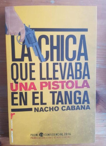 Portada del libro de La chica que llevaba una pistola en el tanga: Premio L'H Confidencial 2014 (Criminal (roca))