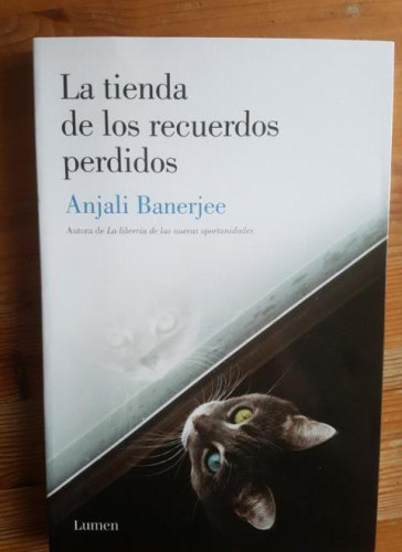 Portada del libro de La tienda de los recuerdos perdidos Benerjee, Anjali Publicado por Lumen (2013) 249pp