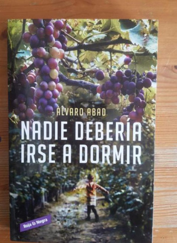 Portada del libro de Nadie debería irse a dormir (Roja y negra)