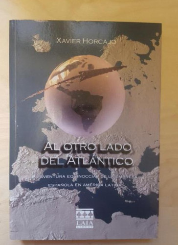 Portada del libro de Al otro lado del Atlántico. Xavier Horcajo. Laia Ed. 2004. DEDICADO POR EL AUTOR.