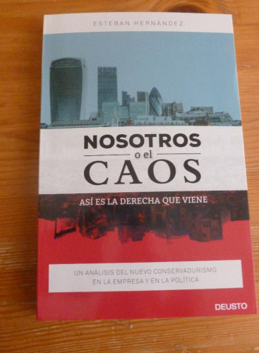 Portada del libro de NOSOTROS O EL CAOS.ESTEBAN HERNANDEZ. ED. DEUSTO. 2015 2015 PAG