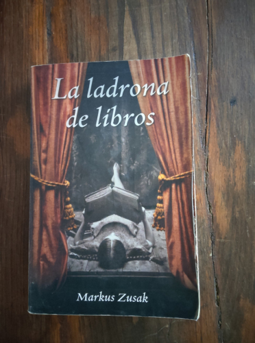 Portada del libro de LA LADRONA DE LIBROS -