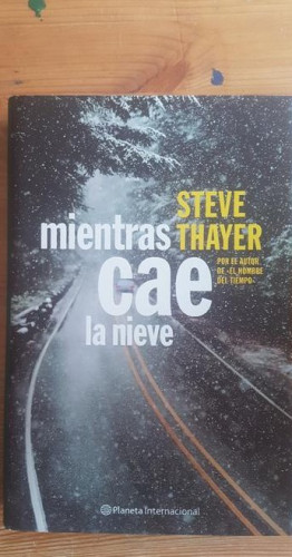 Portada del libro de MIENTRAS CAE LA NIEVE. THAYER Steve. Publicado por Planeta., Barcelona (2001) 328pp