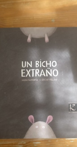 Portada del libro de Un bicho extraño. Mon Daporta. Óscar Villán. FACTORÍA K. 2009 14 pag. CARTON