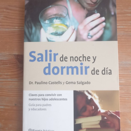 Portada del libro de Salir de noche y dormir de día (Manuales Practicos (planeta))