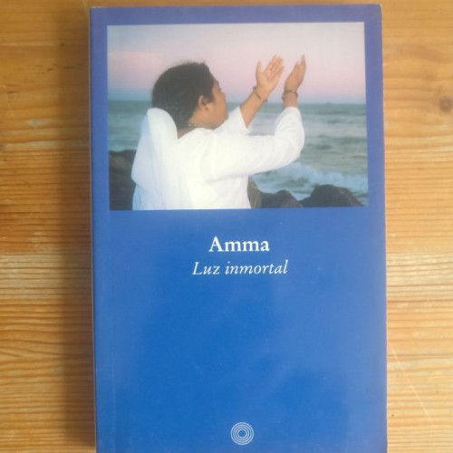 Portada del libro de LUZ INMORTAL. Amma Publicado por Ediciones Luciérnaga (2002) 106pp