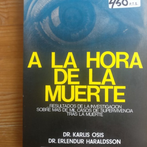 Portada del libro de A la hora de la muerte Dr. Karlis Osis Publicado por Nuevos temas (1985) 262pp