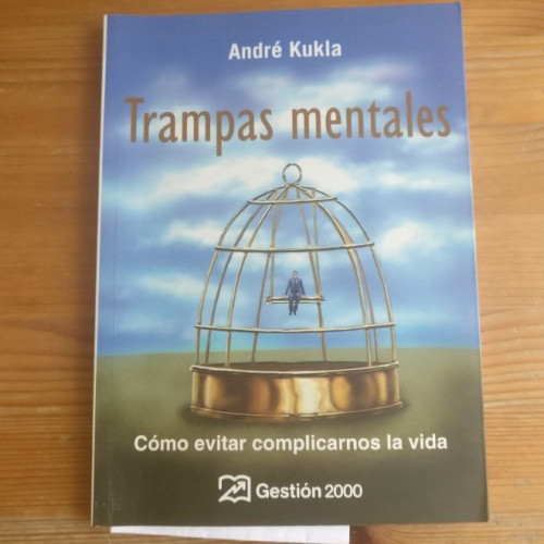 Portada del libro de TRAMPAS MENTALES: Cómo evitar complicarnos la vida ANDRÉ KUKLA GESTION 2000 2007 123pp