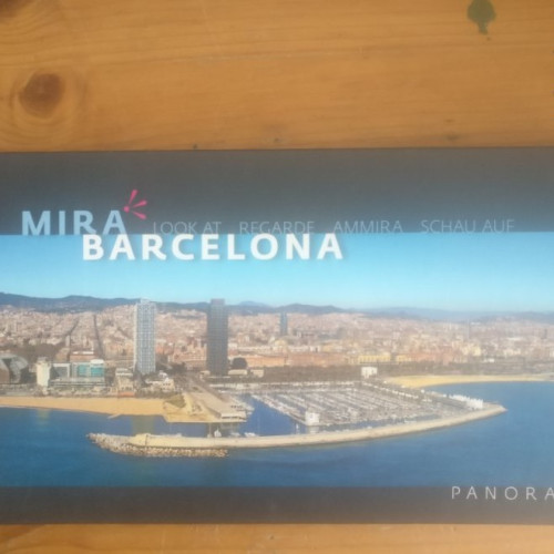 Portada del libro de Barcelona: Mira Look At Regarde Ammira Schau Auf (Sèrie E)
