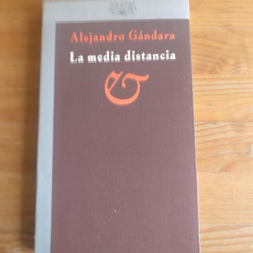 Portada del libro de La media distancia (Colección Nueva ficción)