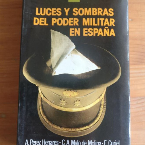 Portada del libro de Luces y sombras del poder militar en España Pérez Henares, Antonio Temas de Hoy. (1989) 290pp