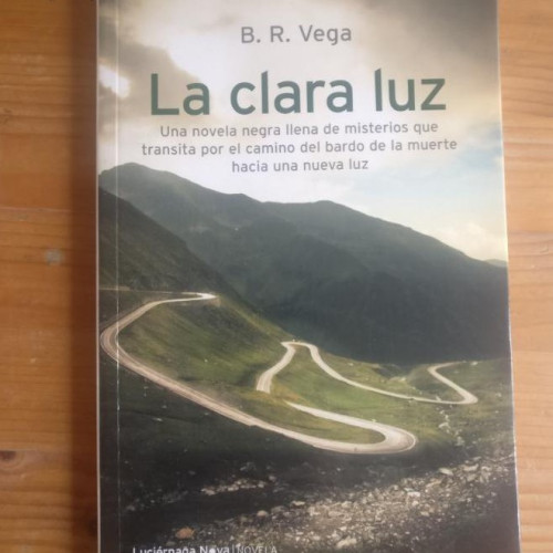 Portada del libro de La clara luz Rodríguez Vega, Beatriz Publicado por Luciérnaga. (2013) 153pp