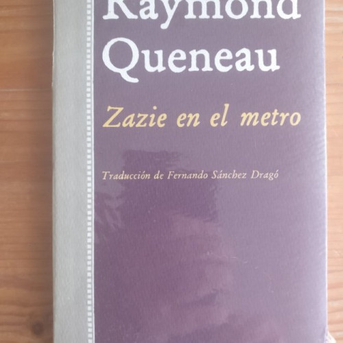 Portada del libro de Zazie en el metro Raymond Queneau Publicado por Alfaguara PRECINTADO