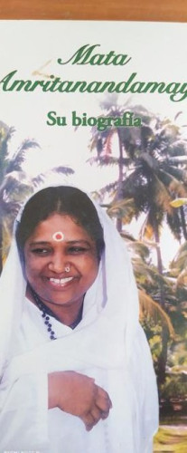 Portada del libro de AMMA LA MADRE DE LA ETERNA FELICIDAD. Su biografia SWAMI AMRITASWARUPANANDA