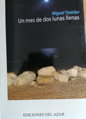 Portada del libro de UN MES DE DOS LUNAS LLENAS TEIXIDOR, MIGUEL Publicado por EDICIONES DEL AZAR 2019 264pp