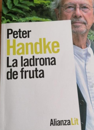 Portada del libro de HANDKE, PETER. - LA LADRONA DE FRUTA