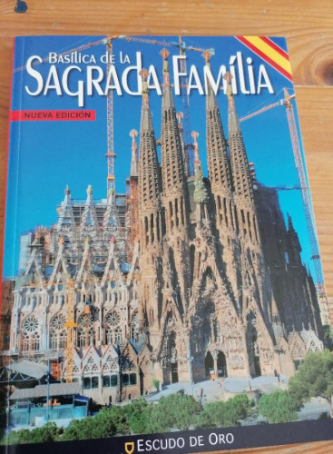 Portada del libro de La sagrada familia. Jordi Bonet. Amengol. Escudo de Oro. 2013 80pp