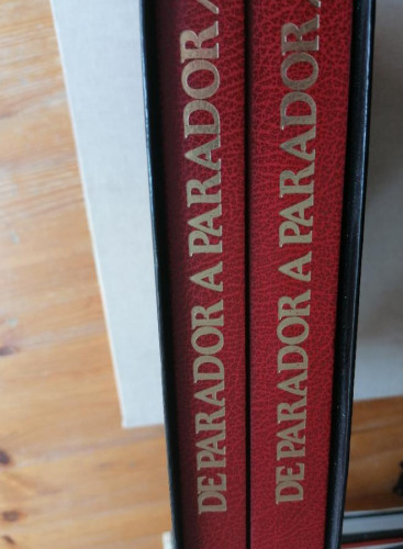 Portada del libro de DE PARADOR A PARADOR ESPAÑA - 2 TOMOS- CON ESTUCHE vvaa