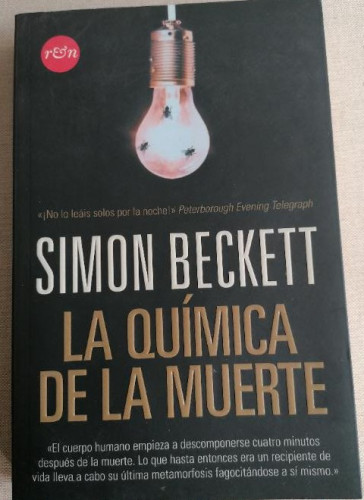 Portada del libro de La química de la muerte. Simon Beckett. ROJA Y NEGRA 2009 356pp